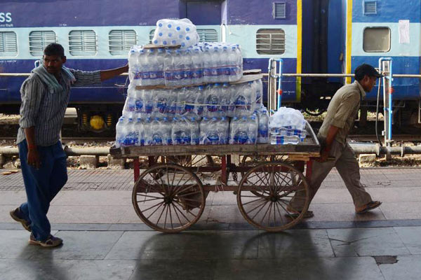 Một xe bán nước đóng chai tại nhà ga xe lửa ở Allahabad - dịch vụ nhiều lợi nhuận khi nắng nóng. Ảnh: NurPhoto