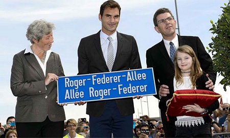 Federer nhận vinh dự khi được lấy tên đặt cho con đường anh thường đi khi còn nhỏ. Ảnh: AFP.