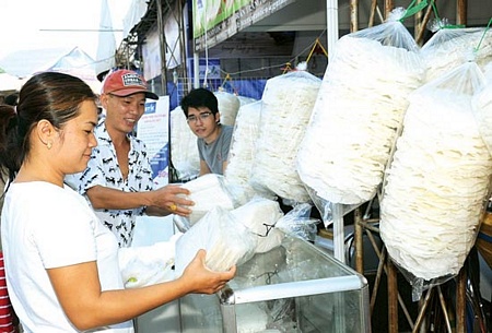 Khách tham quan háo hức chọn mua bánh tráng tại lễ hội bánh tráng phơi sương