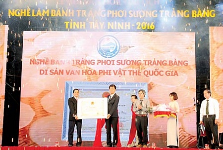 Nghề làm bánh tráng phơi sương Trảng Bàng vinh dự được Bộ Văn hóa - Thể thao và Du lịch trao bằng chứng nhận di sản văn hóa phi vật thể quốc gia tại lễ hội