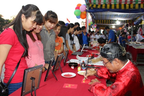 Ngày hội sách, các ông đồ còn tham gia cho chữ.