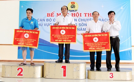 BTC trao giải toàn đoàn cho 3 đơn vị dẫn đầu hội thao.