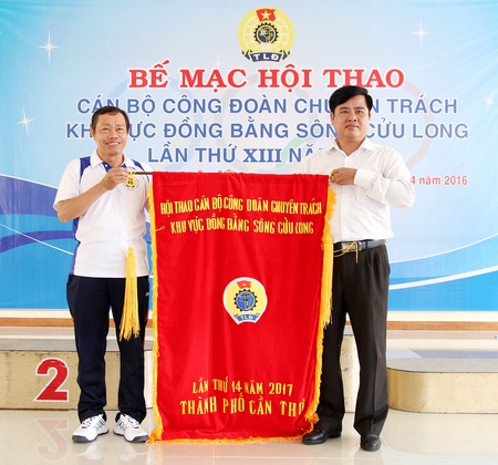  Trao cờ luân lưu cho đơn vị LĐLĐ TP  Cần Thơ đăng cai hội thao vào năm 2017.