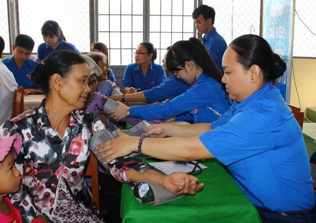 Đoàn viên thanh niên khám chữa bệnh miễn phí cho các bệnh nhân gia đình chính sách, khó khăn