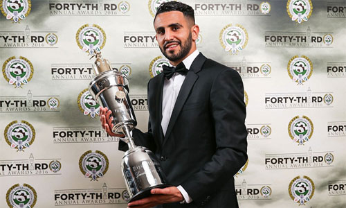 Mahrez nhận danh hiệu ở lễ trao giải tối 24/4. Ảnh: PA.