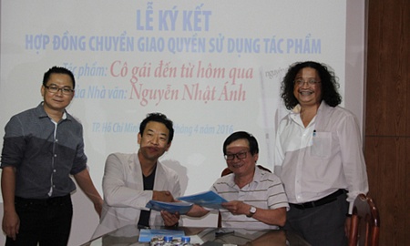 Tác giả Nguyễn Nhật Ánh (thứ hải từ phải sang) tham gia buổi ký kết hợp đồng chuyển thể sách thành phim.