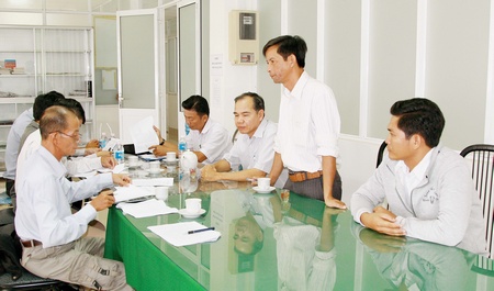 Các hội viên có mặt tại Ban Tuyên giáo TX Bình Minh để nắm tư liệu và đi thực tế, sáng tác tác phẩm.