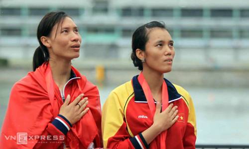 VĐV Phạm Thị Thảo (bên trái) vừa đạt chuẩn Olympic đua thuyền đôi nữ hạng nhẹ.