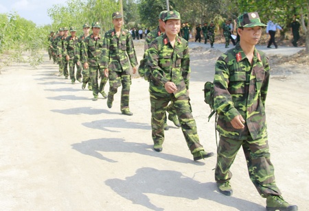  Các cơ quan, đơn vị duy trì nghiêm chế độ trực, huấn luyện sẵn sàng chiến đấu.