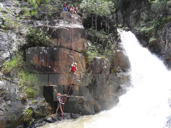 Thành viên trong đoàn kiểm tra trực tiếp trải nghiệm tour du lịch mạo hiểm vượt thác Datanla. (Ảnh: Nguyễn Dũng/TTXVN)