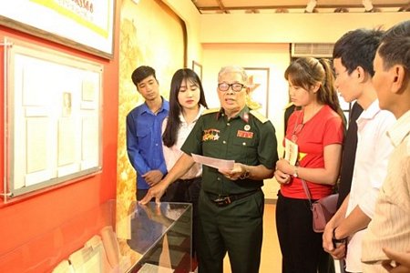 Triển lãm thu hút đông đảo người đến xem.
