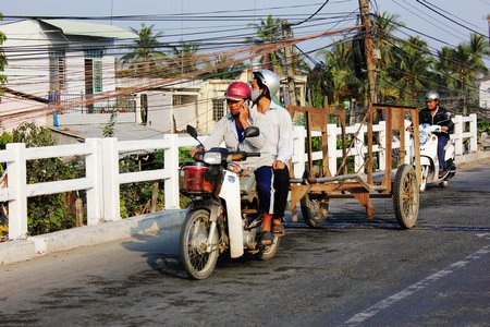 Môtô kéo theo xe kéo, hình thức vận chuyển này hoàn toàn không phù hợp để tham gia giao thông, đây là phương tiện ẩn họa TNGT.