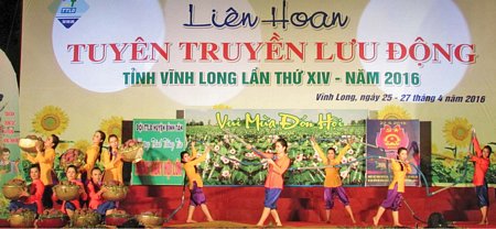Tiết mục thi diễn của đơn vị huyện Bình Tân.