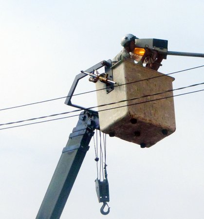 Sửa chữa đèn đường, đèn trang trí để đô thị luôn sáng, đẹp.