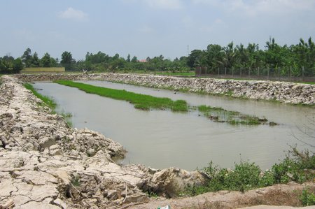 Một thửa đất tại Phường 8 (TP Vĩnh Long) được một “đại gia” mua chuẩn bị bơm cát, phân lô bán nền. Ảnh: TRINH TUYỀN
