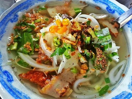  Bánh canh cá thu được ăn kèm với rau xanh, giúp thanh mát cơ thể.