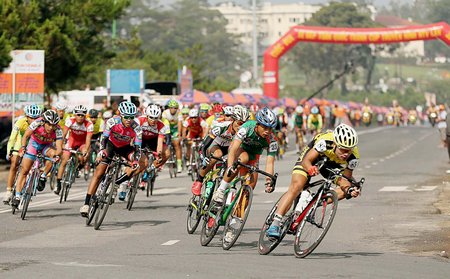 Tranh tài chặng 17.Ảnh: DƯ HẢI