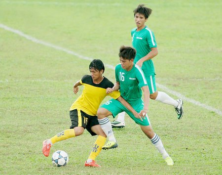 Pha tranh bóng giữa Tiền Giang (áo vàng) tron trận thắng Vĩnh Long 2-0.