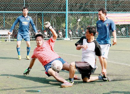 Thi đấu bóng đá 5 người tại hội thao Công ty Công trình công cộng.