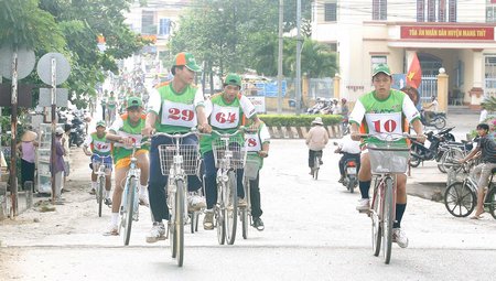 Giải xe đạp huyện Mang Thít được tổ chức hằng năm vào dịp kỷ niệm ngày lễ 30/4.