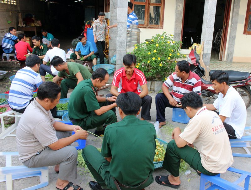 Đại tá Phùng Văn Mười- Phó Chính ủy Bộ Chỉ huy quân sự tỉnh ân cần với các bác cao tuổi.