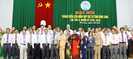 BCH mới nhiệm kỳ 2016- 2020  ra mắt đại hội.