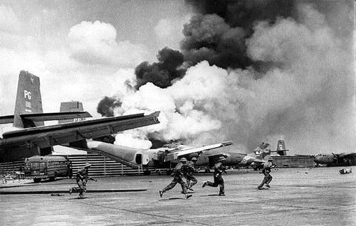 Sáng 30/4/1975, Sư đoàn 10, Quân đoàn 3 đánh chiếm Sân bay Tân Sơn Nhất.  Ảnh:Hãng thông tấn AP