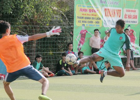  Thi đấu mở đấu giải Cúp Salon Thanh Xuân giữa A Châu FC (áo xanh) gặp Salon Thanh Xuân.