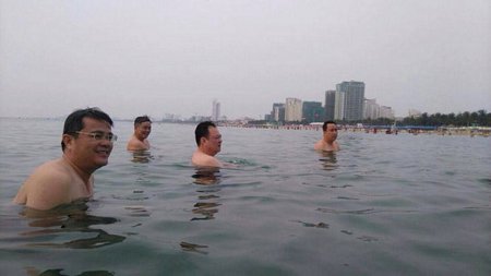 Ông Nguyễn Điểu - giám đốc Sở TN&MT Đà Nẵng tắm biển sáng 30-4 - Ảnh: Hoàng Khánh Hưng