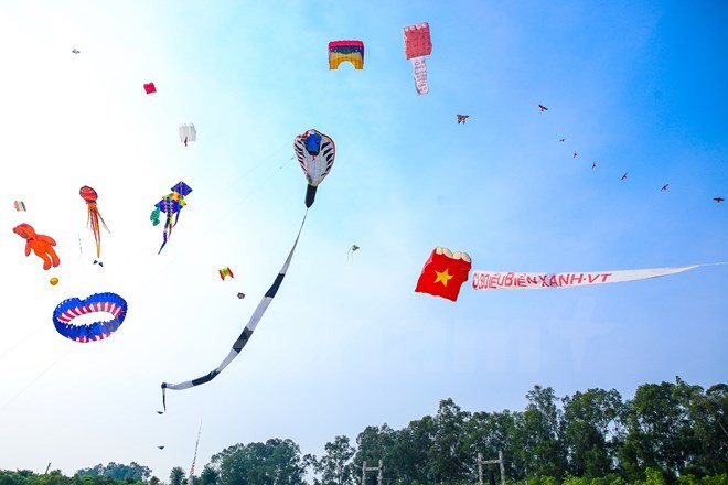 Sáng 30/4 tại khu đô thị Ecopark, Festival diều quốc tế 2016 đã chính thức được khai mạc. (Ảnh: PV/Vietnam+)