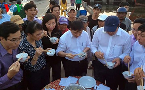 Lãnh đạo thành phố Đà Nẵng và đại diện các sở, ngành cùng ăn canh cá tươi nấu ngay tại âu thuyền Thọ Quang.