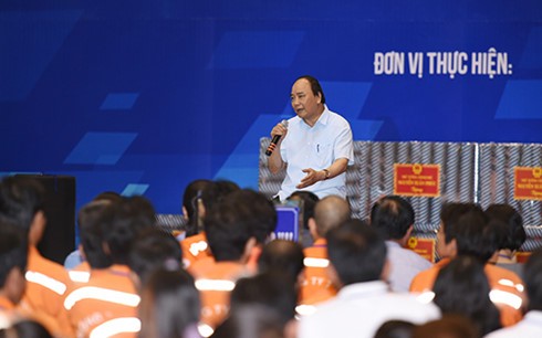 Thủ tướng Nguyễn Xuân Phúc đối thoại với khoảng 3.000 công nhân của 8 địa phương thuộc khu vực kinh tế trọng điểm phía Nam - Ảnh: Quang Hiếu