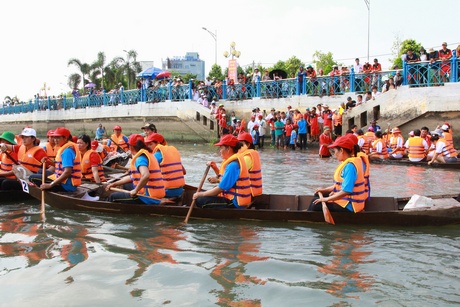 Các đội đua sẳn sàng chờ xuất phát trước sự cổ vũ của hàng nghìn người hâm mộ.