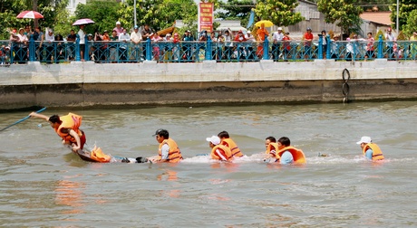 Đáng tiếc, có 2 đội gặp sự cố, do các tay chèo không đồng nhịp, làm chao đảo ghe đã bị chìm trên đường đua.