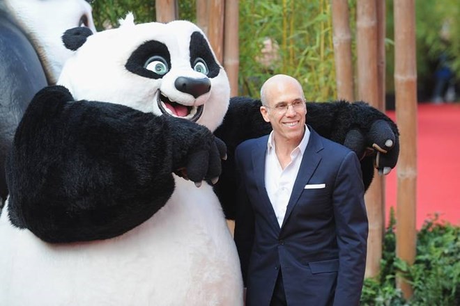 CEO của DreamWorks Jeffrey Katzenberg chụp ảnh cùng nhân vật trong bộ phim Kungfu Panda. (Nguồn: wsj.com)