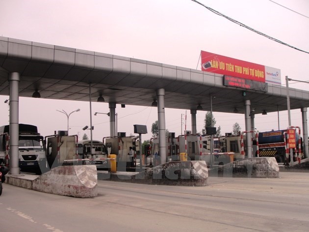 Các trạm thu phí nếu xảy ra ùn tắc kéo dài trên 1km sẽ phải tạm dừng thu phí để giải tỏa ùn tắc. (Ảnh: Việt Hùng/Vietnam+)