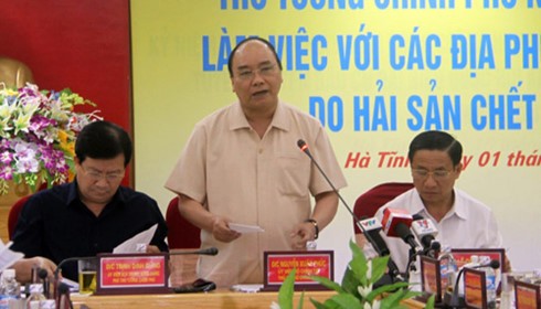 Thủ tướng Nguyễn Xuân Phúc chỉ đạo tại cuộc họp về giải quyết sự cố hải sản chết bất thường tại Hà Tĩnh. (Ảnh: TTO)