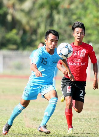 Pha tranh bóng trong trận Vĩnh Long (áo xanh) hòa Long An 1-1.