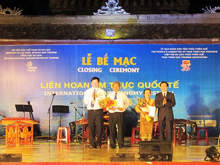 BTC Trao giải nhất cho hai đơn vị đạt giải tại  Liên hoan ẩm thực quốc tế Huế 2016