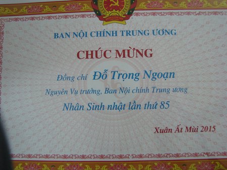 Một trong rất nhiều bằng khen của ông Ngoạn.