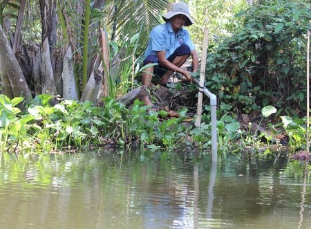 Người dân xã Trung Thành Đông dẫn nước ngọt từ mương vườn lên tưới cây ăn trái trong mùa hạn mặn.