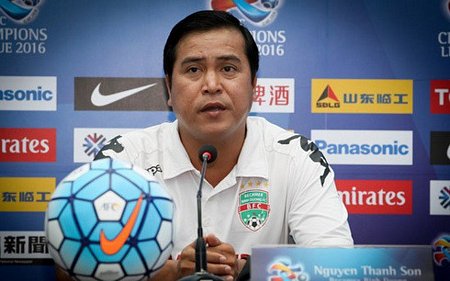 HLV Thanh Sơn trong buổi họp báo trước trận. (Ảnh: VFF). 