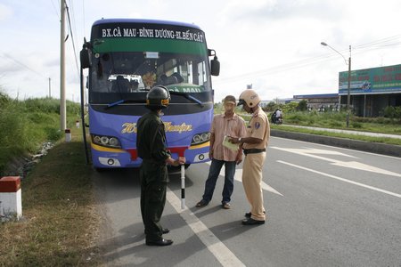 CSGT phối hảnh sát TTCĐ tăng cường kiểm tra xe vận chuyển hành khách, chống chở quá số người quy định.