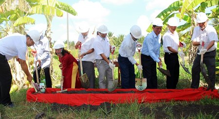 Liên hiệp các tổ chức hữu nghị tỉnh cùng UBND huyện, Đảng ủy, UBND xã và các đơn vị có liên quan động thổ khởi công điểm trường. 