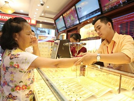 Giao dịch vàng tại Bảo Tín Minh Châu. (Ảnh: Minh Sơn/Vietnam+)