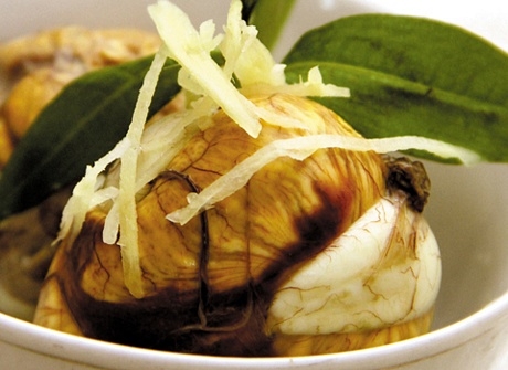 Rau răm, gừng vị cay nồng, tính ấm, tác dụng ấm bụng, chống đầy hơi, sát trùng, tán hàn. Do đó, chúng có tác dụng chống lạnh bụng, đầy hơi và chậm tiêu hóa.