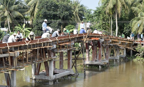 Những cây cầu do ông Chính và các anh em trong đội xây dựng, không chỉ nối liền thôn xóm mà còn nối cả niềm vui của nhiều bà con.