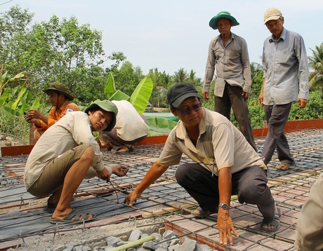 Chú Chính cùng anh em canh chỉnh vỉ sắt, chuẩn bị đổ sàn cầu.