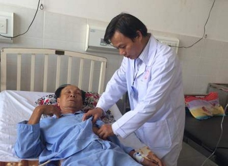 Bác sĩ Phú kiểm tra lại vết mổ cho bệnh nhân