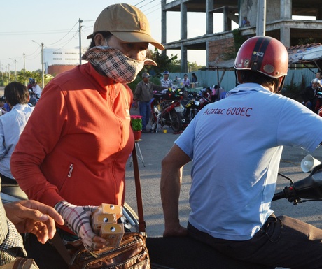 ùng với lời quảng cáo, số người khác trong nhóm đi quanh mời chào mua thuốc.